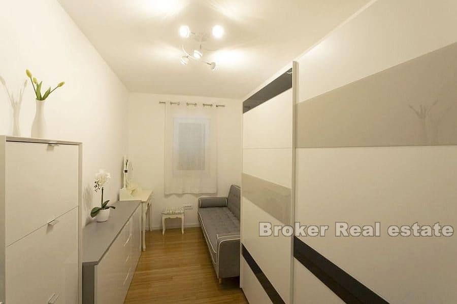 Makarska - Apartament z trzema sypialniami i otwartym widokiem na morze