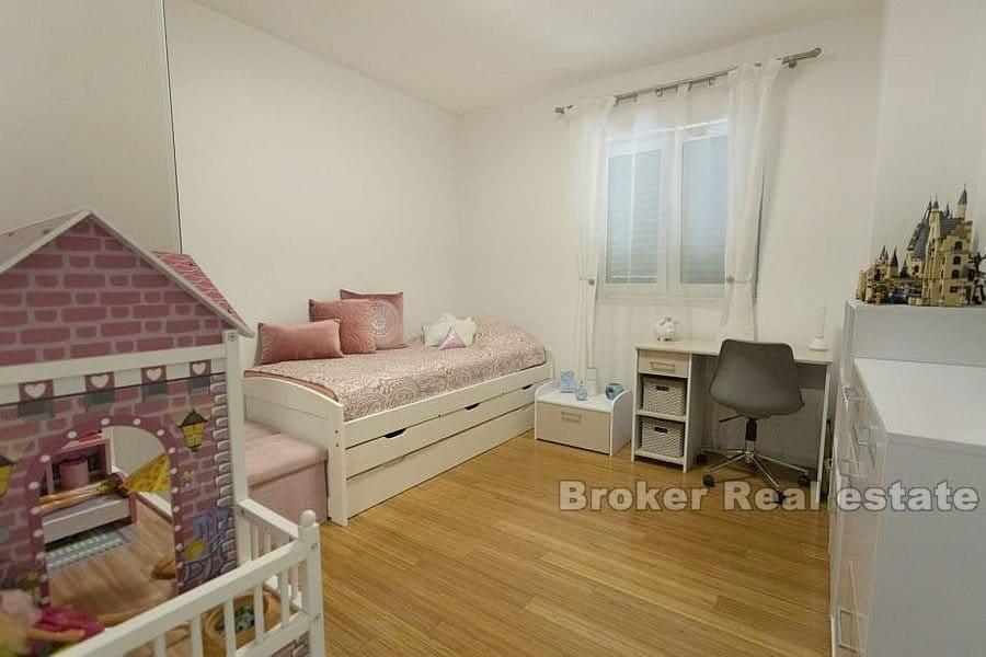 Makarska - Apartament z trzema sypialniami i otwartym widokiem na morze