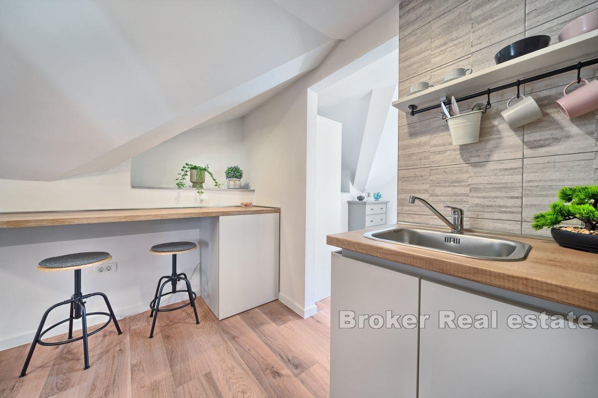 Красивые, современные апартаменты в самом центре города, в аутентичном каменном доме недалеко от центра города. Две квартиры площадью 20 м² каждая с собственной ванной комнатой расположены на втором этаже. Обставлен дизайнерской, роскошной мебелью, изготовленной на заказ, что делает эту недвижимость чрезвычайно привлекательной для туристической деятельности. Две другие квартиры расположены на втором этаже, который также является мансардой, и занимают площадь 18 м2 жилой площади. Они состоят из комнаты с прилегающей ванной комнатой и кухни. Во всех номерах установлены звуконепроницаемые окна, обеспечивающие покой и комфорт каждому гостю. Он расположен в отличном месте недалеко от Ривы, моря, ресторанов и всех необходимых удобств для повседневной жизни.