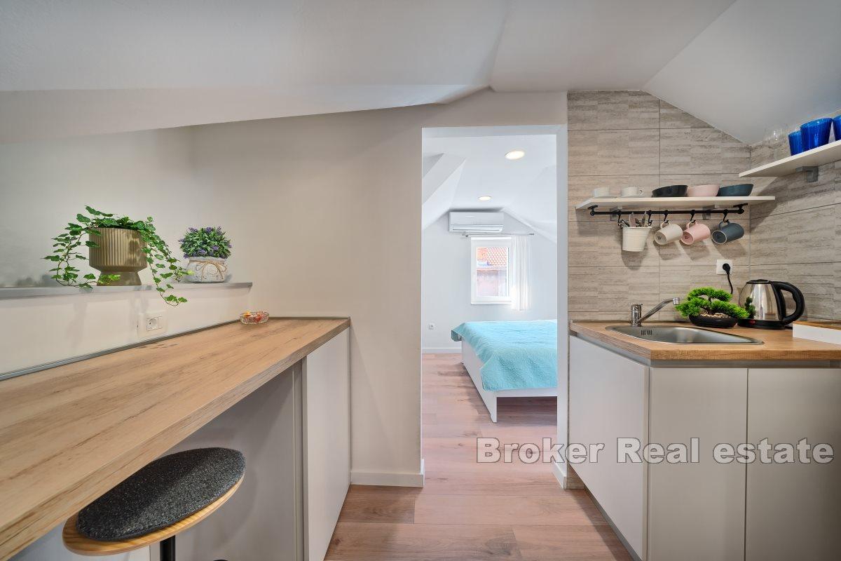 Красивые, современные апартаменты в самом центре города, в аутентичном каменном доме недалеко от центра города. Две квартиры площадью 20 м² каждая с собственной ванной комнатой расположены на втором этаже. Обставлен дизайнерской, роскошной мебелью, изготовленной на заказ, что делает эту недвижимость чрезвычайно привлекательной для туристической деятельности. Две другие квартиры расположены на втором этаже, который также является мансардой, и занимают площадь 18 м2 жилой площади. Они состоят из комнаты с прилегающей ванной комнатой и кухни. Во всех номерах установлены звуконепроницаемые окна, обеспечивающие покой и комфорт каждому гостю. Он расположен в отличном месте недалеко от Ривы, моря, ресторанов и всех необходимых удобств для повседневной жизни.