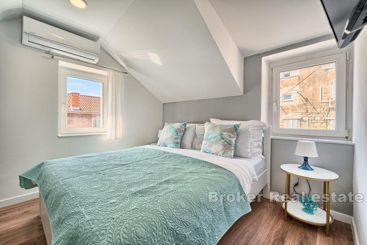 Красивые, современные апартаменты в самом центре города, в аутентичном каменном доме недалеко от центра города. Две квартиры площадью 20 м² каждая с собственной ванной комнатой расположены на втором этаже. Обставлен дизайнерской, роскошной мебелью, изготовленной на заказ, что делает эту недвижимость чрезвычайно привлекательной для туристической деятельности. Две другие квартиры расположены на втором этаже, который также является мансардой, и занимают площадь 18 м2 жилой площади. Они состоят из комнаты с прилегающей ванной комнатой и кухни. Во всех номерах установлены звуконепроницаемые окна, обеспечивающие покой и комфорт каждому гостю. Он расположен в отличном месте недалеко от Ривы, моря, ресторанов и всех необходимых удобств для повседневной жизни.