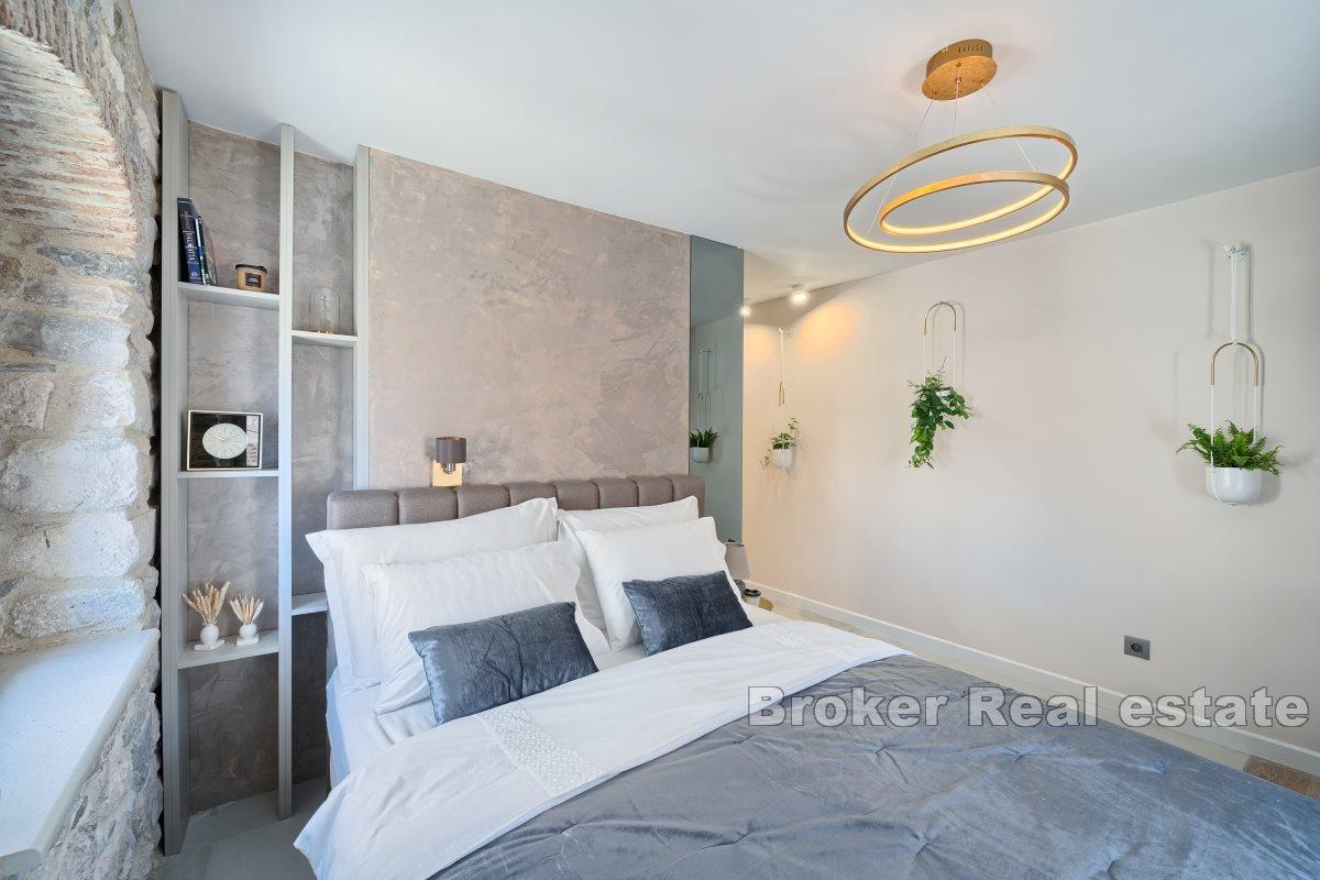 Красивые, современные апартаменты в самом центре города, в аутентичном каменном доме недалеко от центра города. Две квартиры площадью 20 м² каждая с собственной ванной комнатой расположены на втором этаже. Обставлен дизайнерской, роскошной мебелью, изготовленной на заказ, что делает эту недвижимость чрезвычайно привлекательной для туристической деятельности. Две другие квартиры расположены на втором этаже, который также является мансардой, и занимают площадь 18 м2 жилой площади. Они состоят из комнаты с прилегающей ванной комнатой и кухни. Во всех номерах установлены звуконепроницаемые окна, обеспечивающие покой и комфорт каждому гостю. Он расположен в отличном месте недалеко от Ривы, моря, ресторанов и всех необходимых удобств для повседневной жизни.