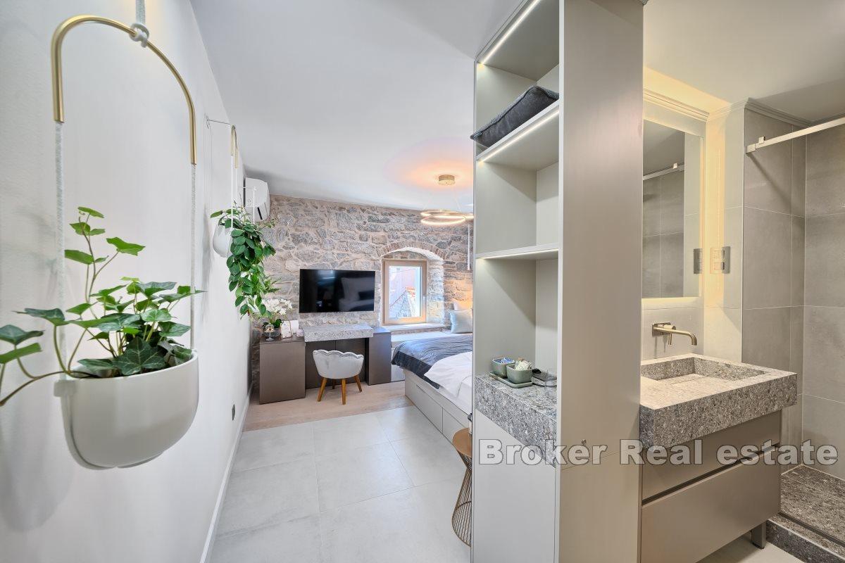 Красивые, современные апартаменты в самом центре города, в аутентичном каменном доме недалеко от центра города. Две квартиры площадью 20 м² каждая с собственной ванной комнатой расположены на втором этаже. Обставлен дизайнерской, роскошной мебелью, изготовленной на заказ, что делает эту недвижимость чрезвычайно привлекательной для туристической деятельности. Две другие квартиры расположены на втором этаже, который также является мансардой, и занимают площадь 18 м2 жилой площади. Они состоят из комнаты с прилегающей ванной комнатой и кухни. Во всех номерах установлены звуконепроницаемые окна, обеспечивающие покой и комфорт каждому гостю. Он расположен в отличном месте недалеко от Ривы, моря, ресторанов и всех необходимых удобств для повседневной жизни.