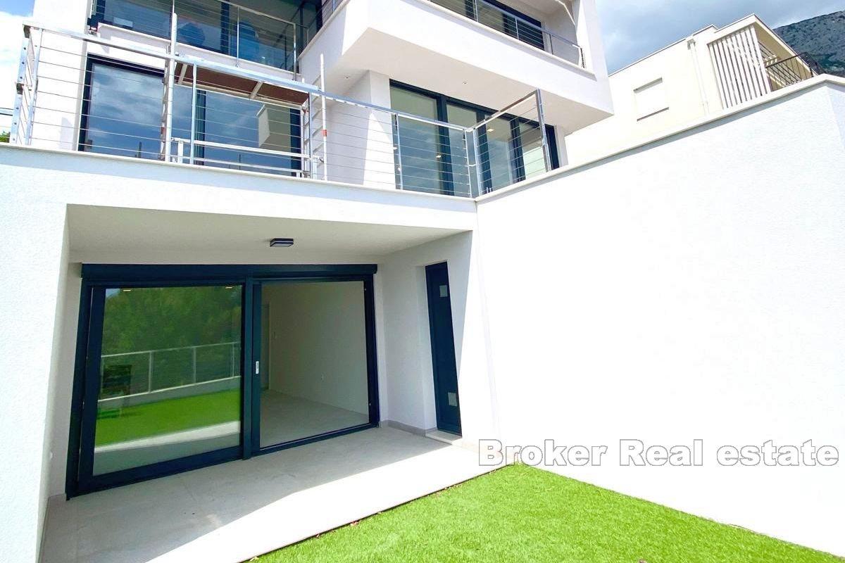 Moderne villa med basseng og havutsikt