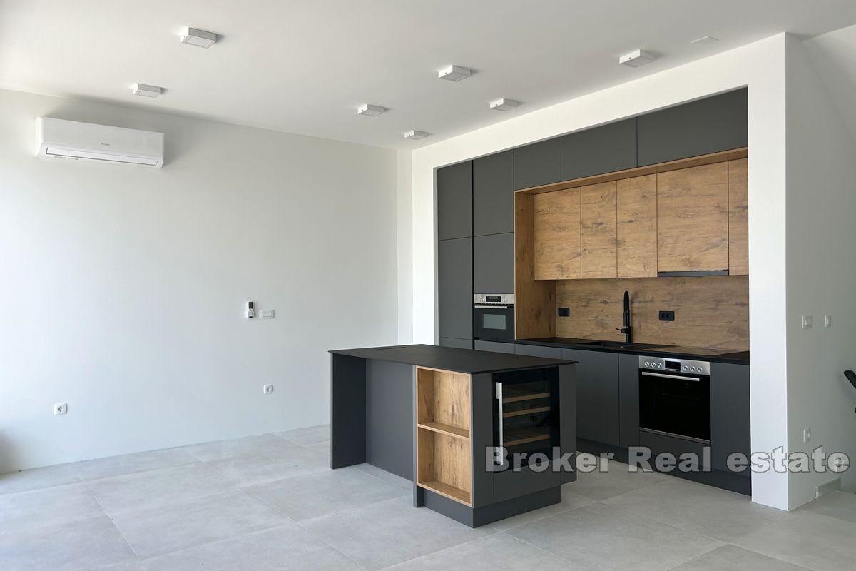 Moderne villa med basseng og havutsikt