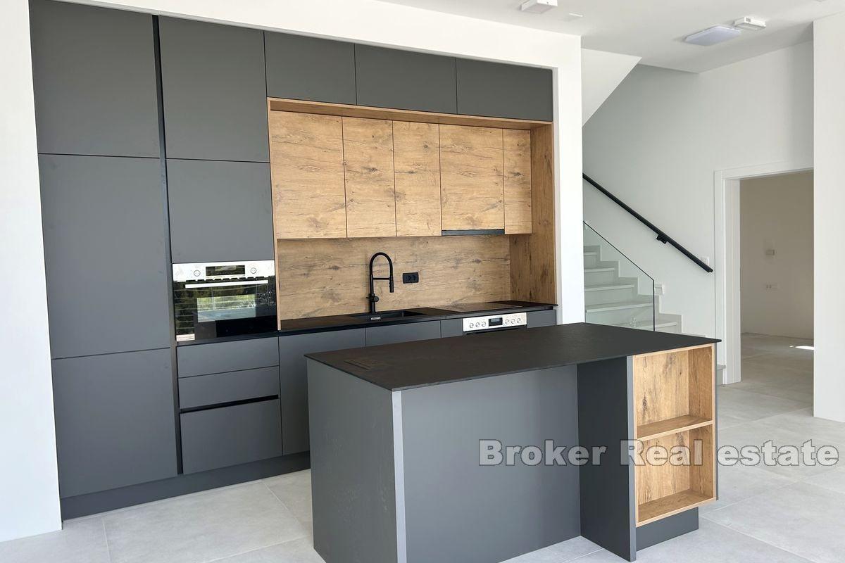 Moderne villa med basseng og havutsikt