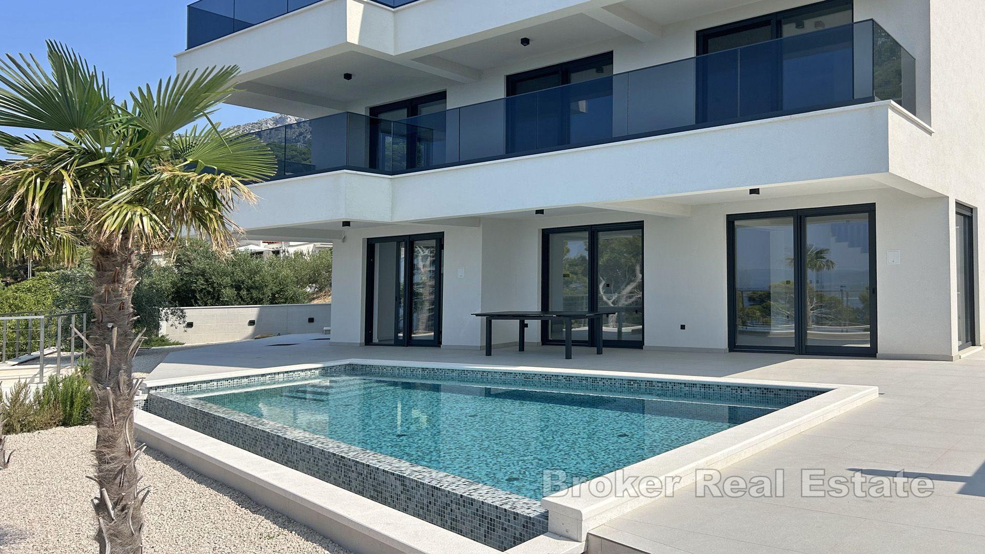 Nowoczesna willa z widokiem na basen i morze