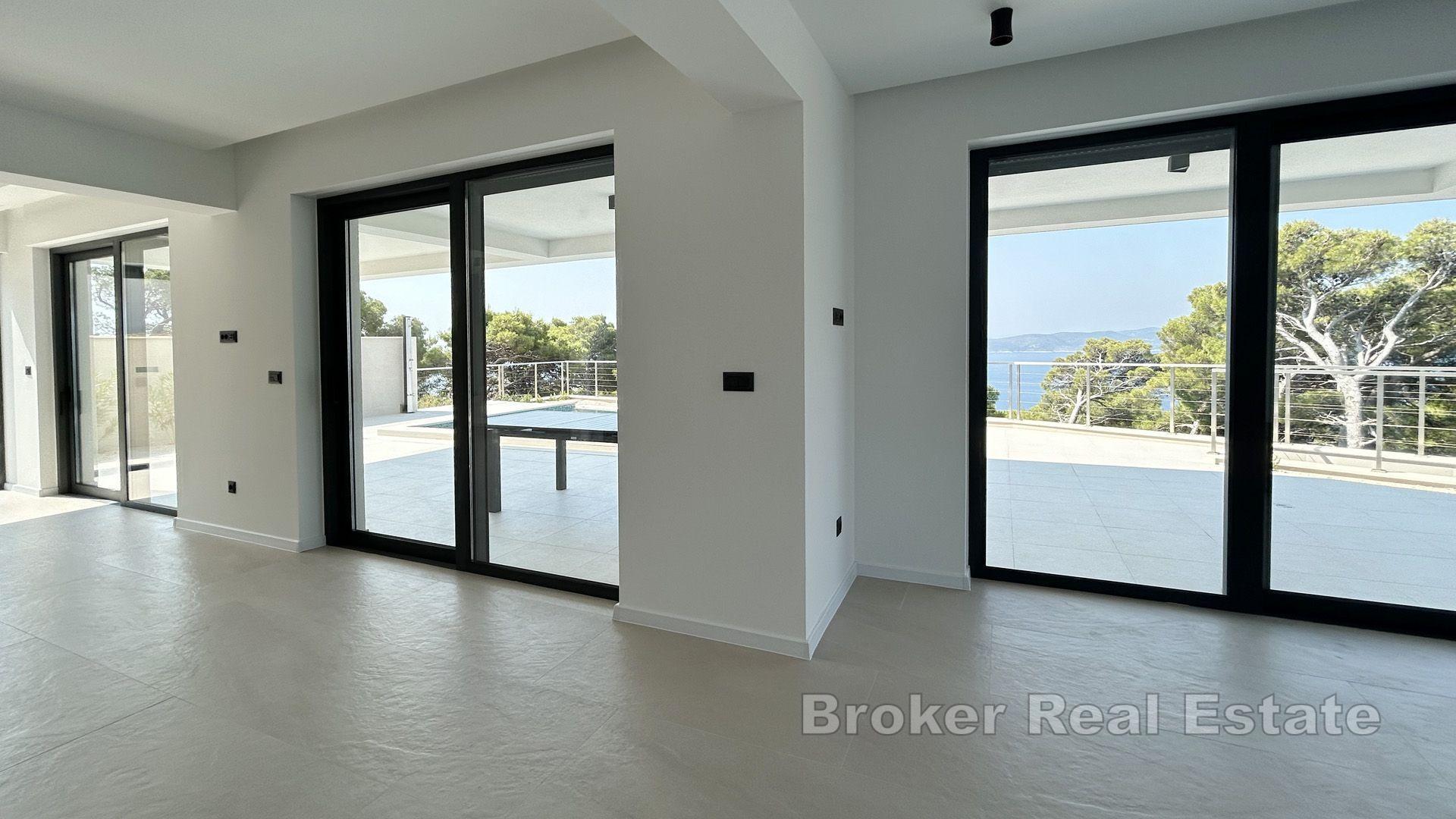 Nowoczesna willa z widokiem na basen i morze