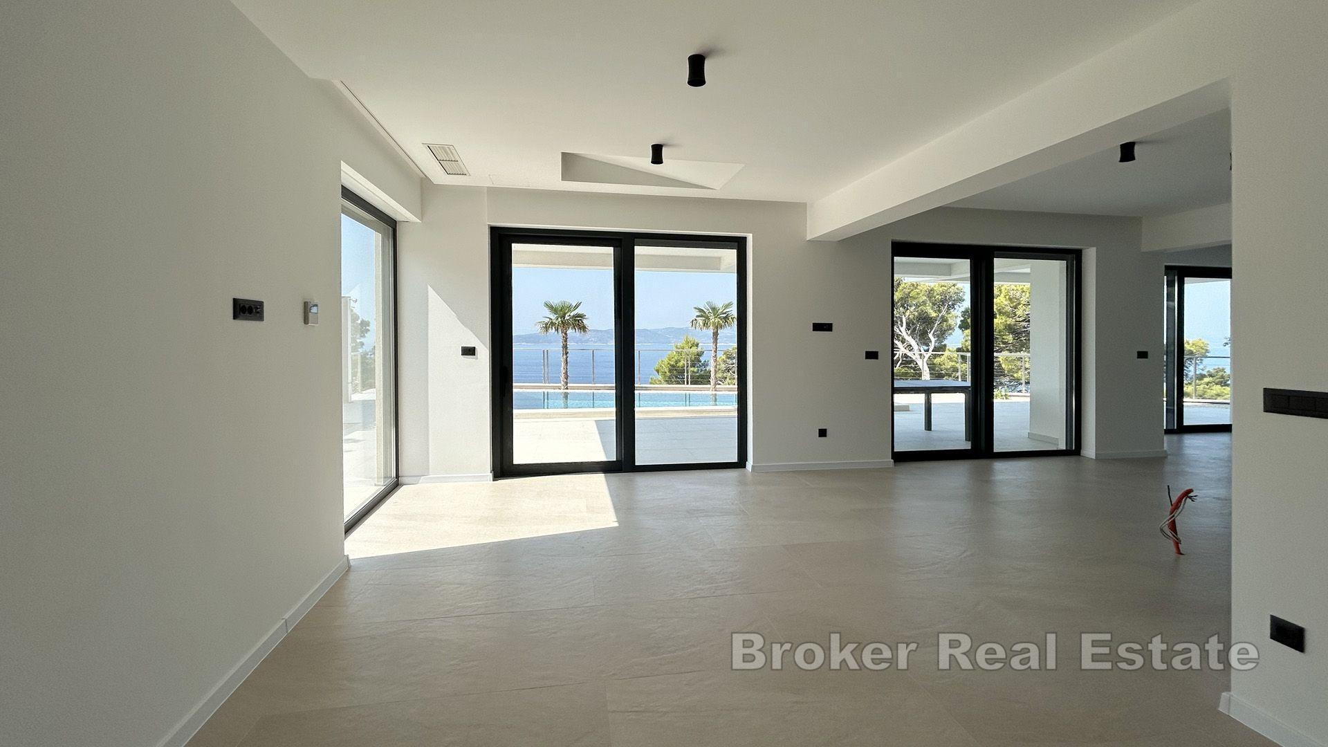 Nowoczesna willa z widokiem na basen i morze