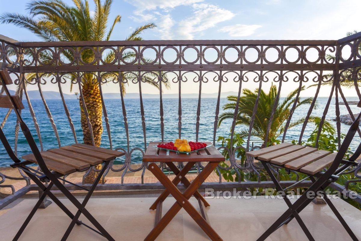 Steinhus i første rad til sjøen