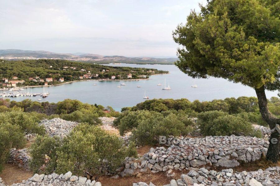 Ön Zlarin - Byggnadsmark med öppen havsutsikt