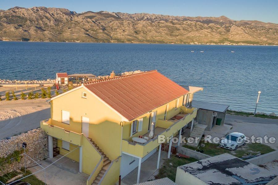 Nära Zadar - Lägenhetshus vid havet