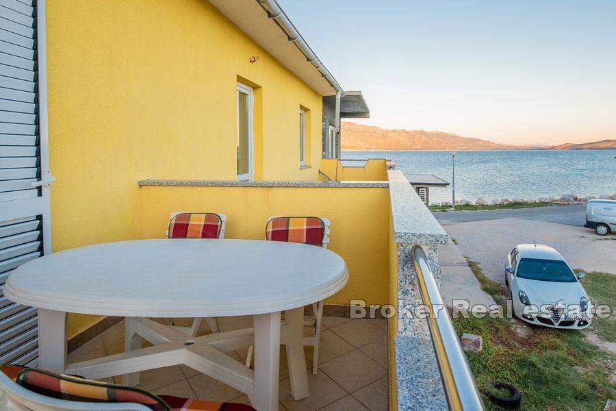 Nära Zadar - Lägenhetshus vid havet