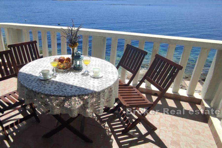 Vis - Dům v první řadě k moři