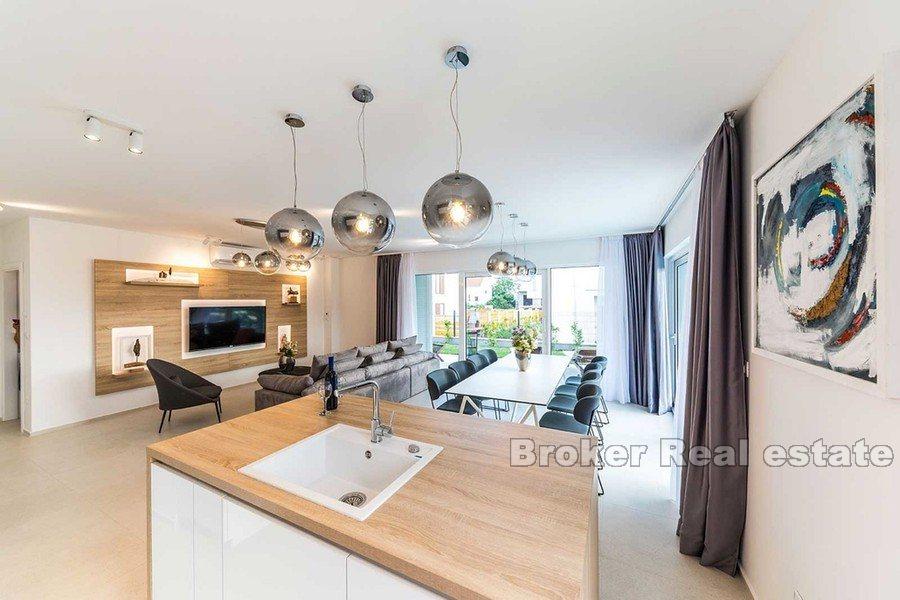 Kastela - Moderne villa med basseng