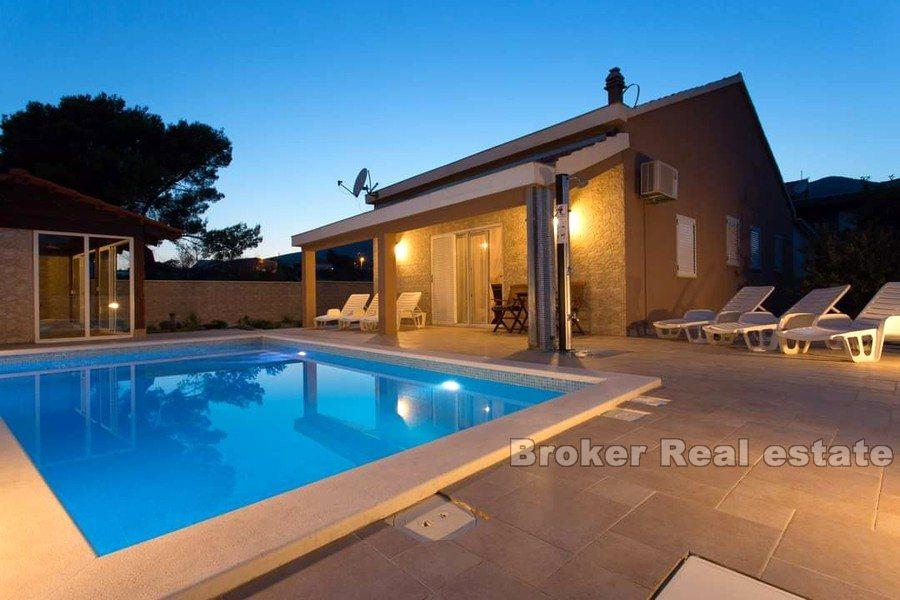 Kaštela - Šarmantna kuća s bazenom