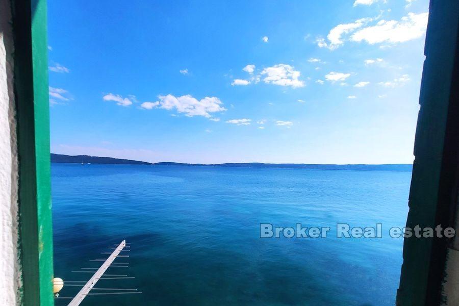 Kastela - Tradycyjny kamienny dom pierwszy rząd do morza