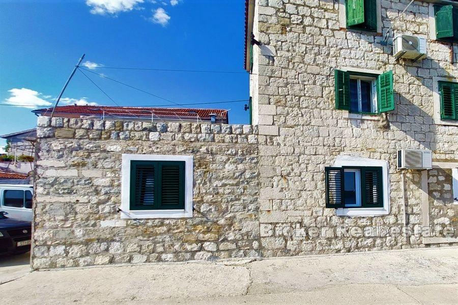 Kastela - Tradycyjny kamienny dom pierwszy rząd do morza