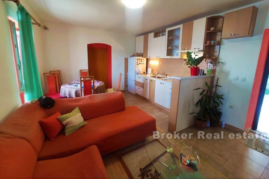 Kastela - Tradycyjny kamienny dom pierwszy rząd do morza