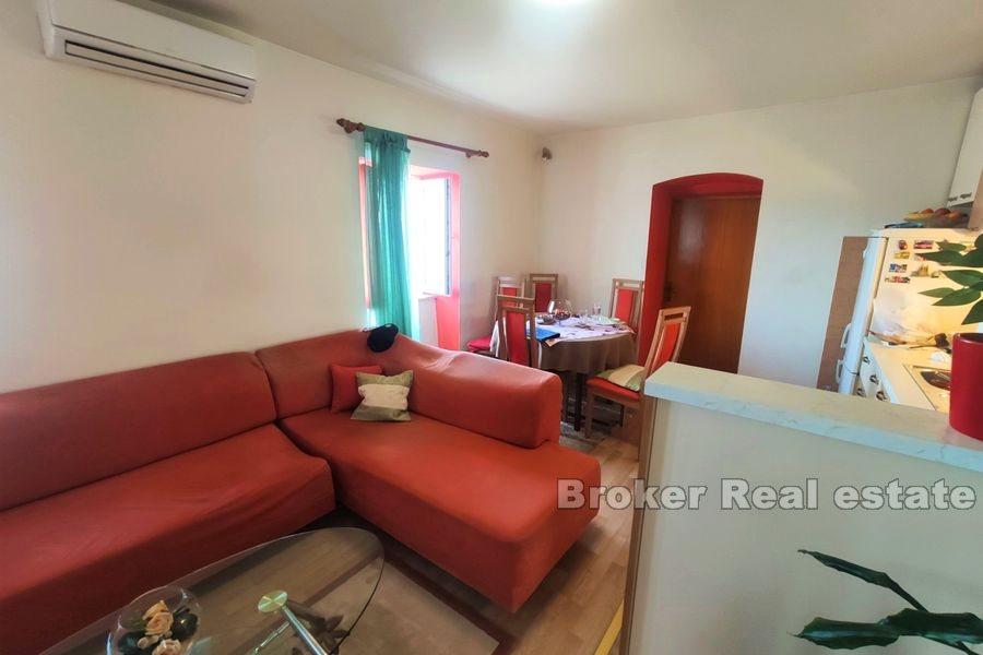 Kastela - Tradycyjny kamienny dom pierwszy rząd do morza