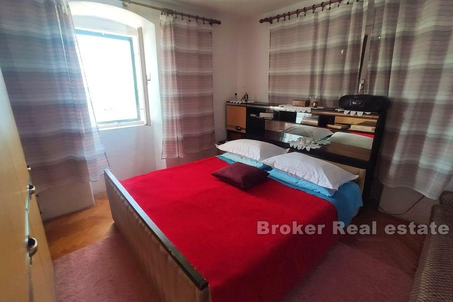 Kastela - Tradycyjny kamienny dom pierwszy rząd do morza