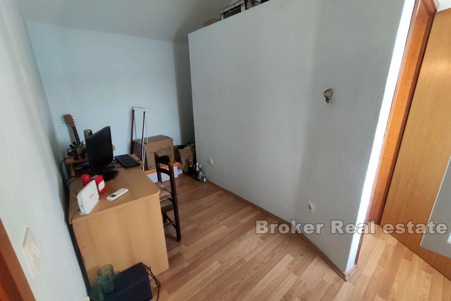 Kastela - Tradycyjny kamienny dom pierwszy rząd do morza