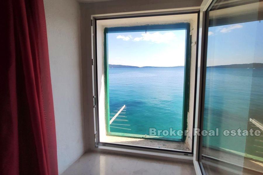 Kastela - Tradycyjny kamienny dom pierwszy rząd do morza