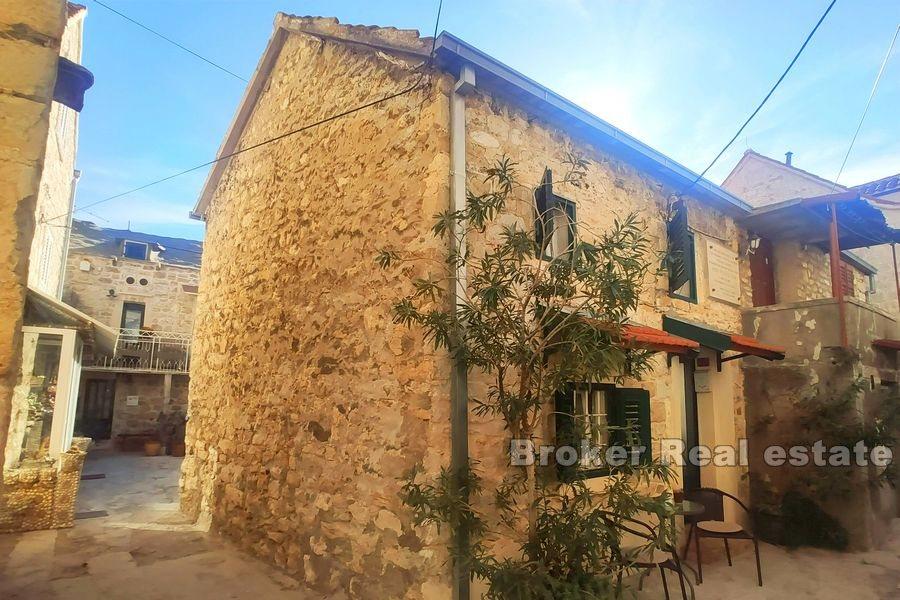 Kastela - Traditionellt stenhus vid havet