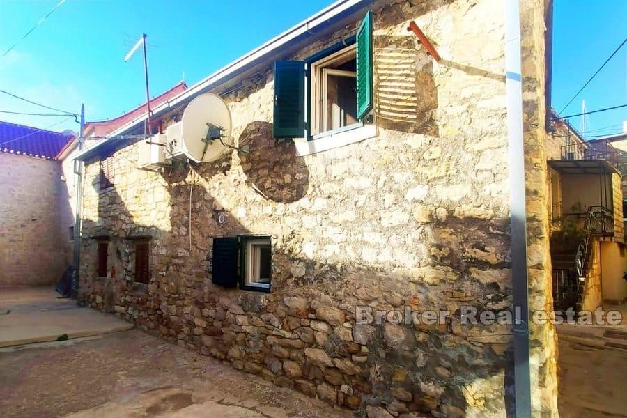 Kastela - Traditionelles Steinhaus am Meer