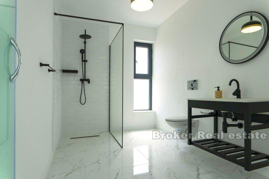 Marina - Modern villa med pool och havsutsikt