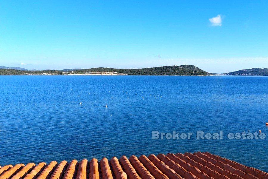Island of Murter - Et hus for renovering, bare noen skritt fra havet