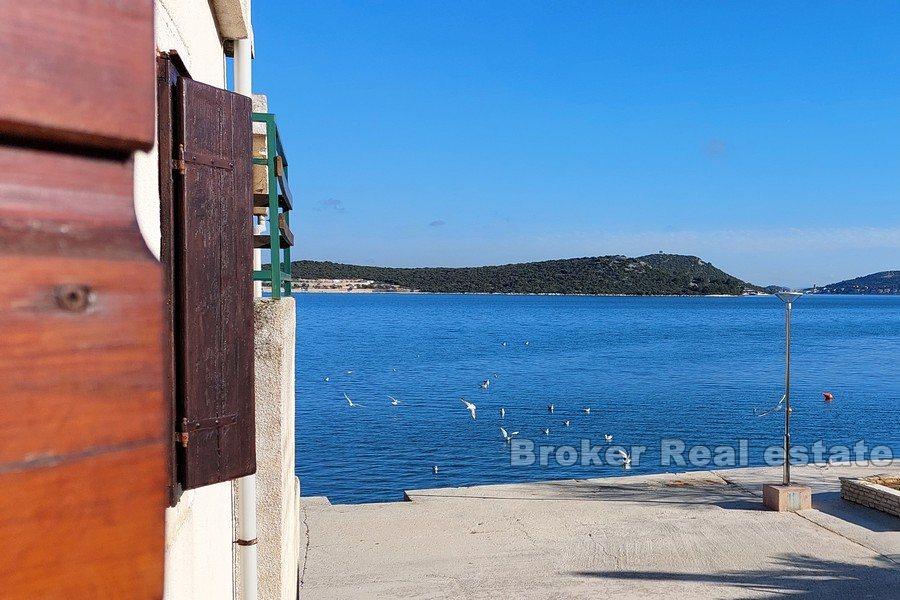 Island of Murter - Et hus for renovering, bare noen skritt fra havet