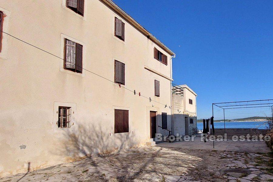 Island of Murter - Et hus for renovering, bare noen skritt fra havet