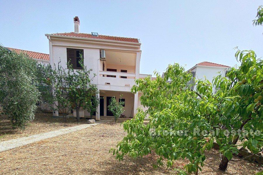 Остров Углян - Дом в тихом районе