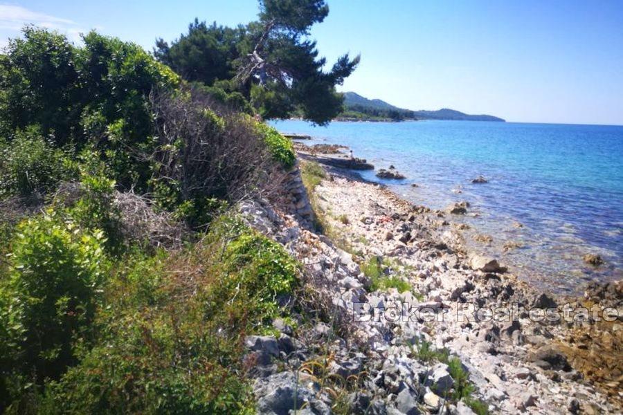 Otok Ugljan - Građevinsko zemljište na odličnoj lokaciji na samoj obali mora