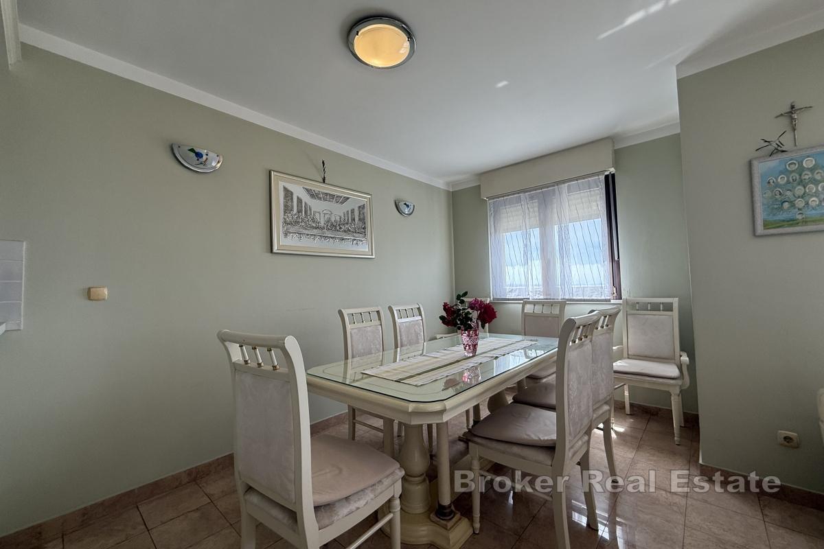 Byt blízko centra s výhledem na moře