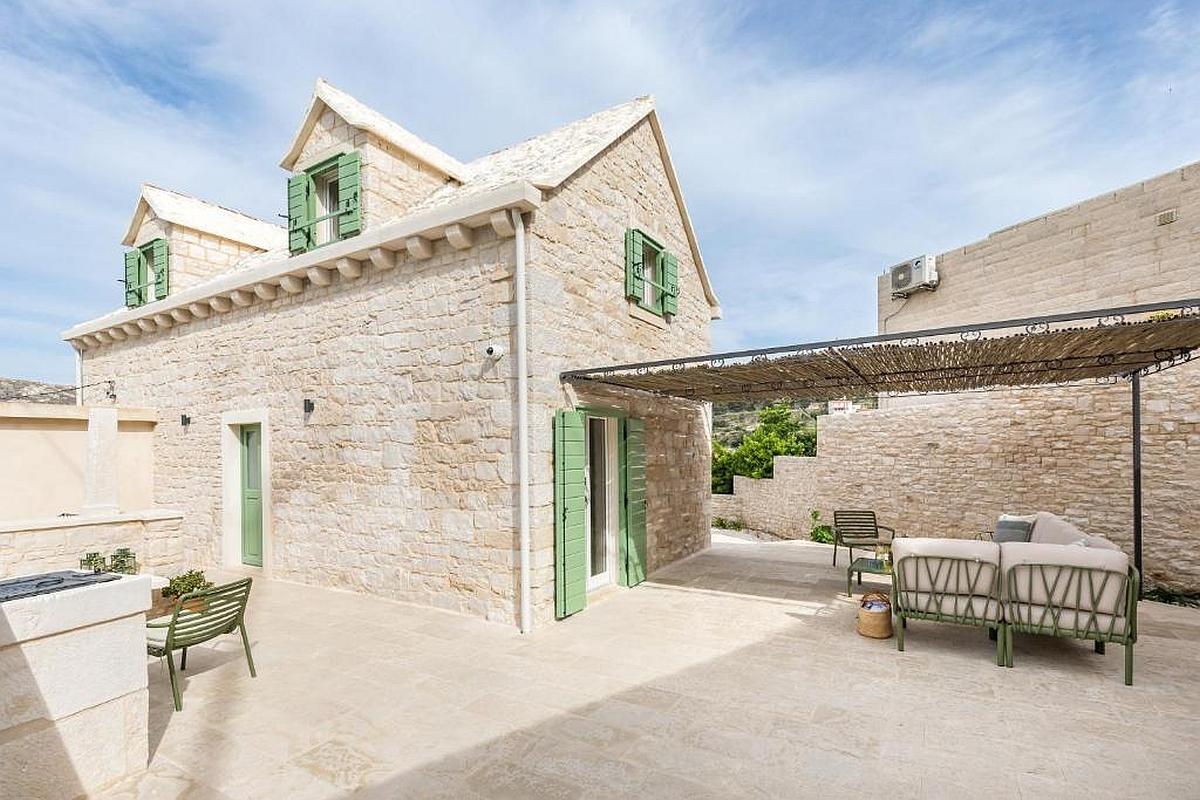 Autentica casa in pietra con piscina interna