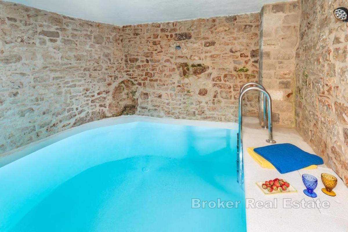 Autentyczny kamienny dom z krytym basenem