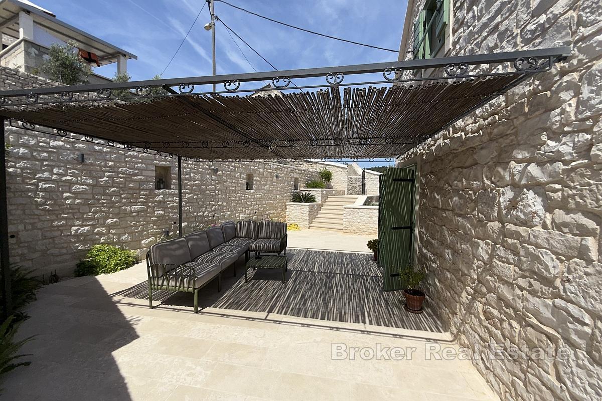 Autentyczny kamienny dom z krytym basenem