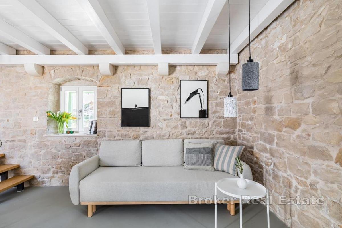 Autentyczny kamienny dom z krytym basenem