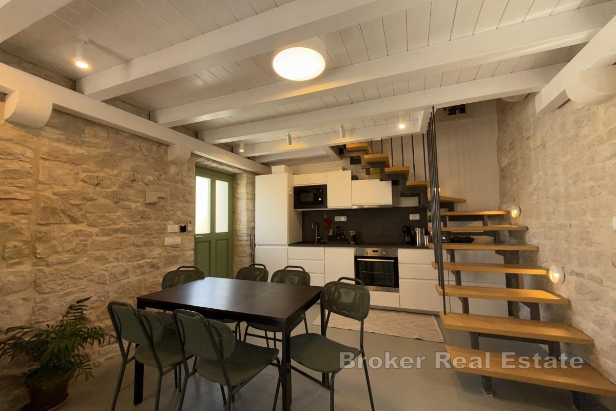 Autentyczny kamienny dom z krytym basenem