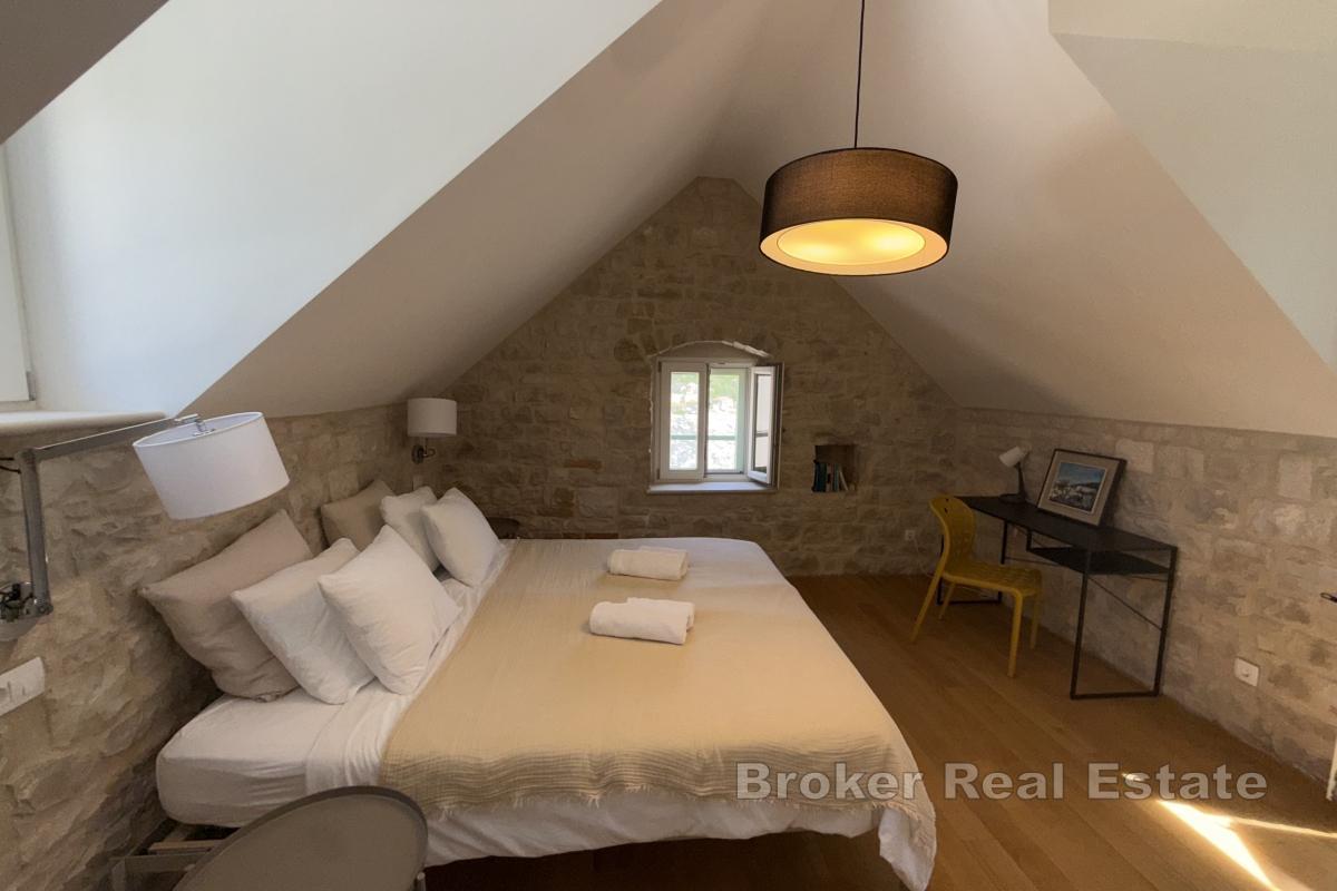 Autentyczny kamienny dom z krytym basenem