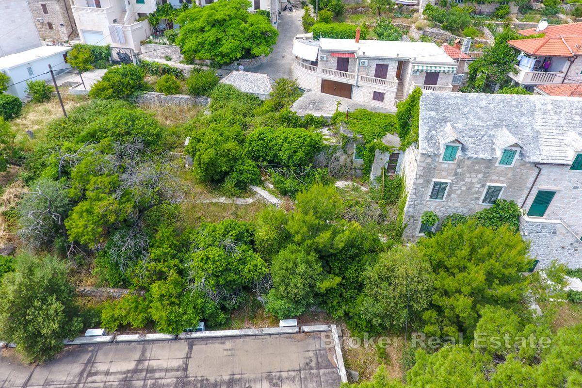 Przestronna działka budowlana ze starym kamiennym domem nad morzem