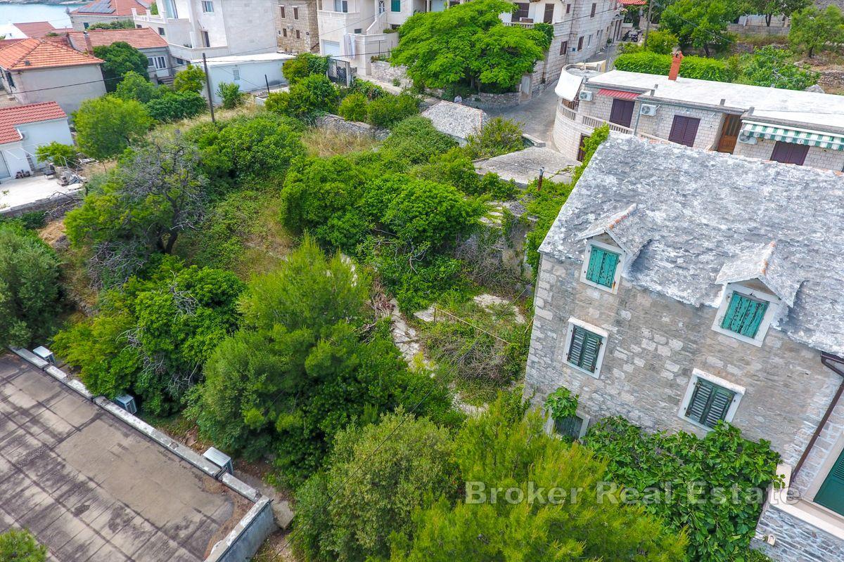 Przestronna działka budowlana ze starym kamiennym domem nad morzem