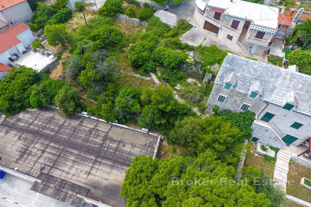 Przestronna działka budowlana ze starym kamiennym domem nad morzem