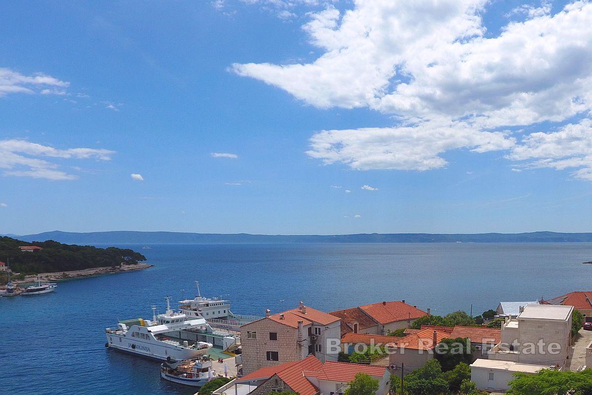 Przestronna działka budowlana ze starym kamiennym domem nad morzem