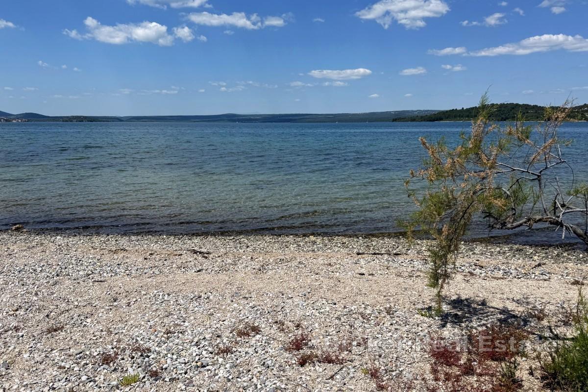 Grand terrain constructible à côté d'une plage bien entretenue