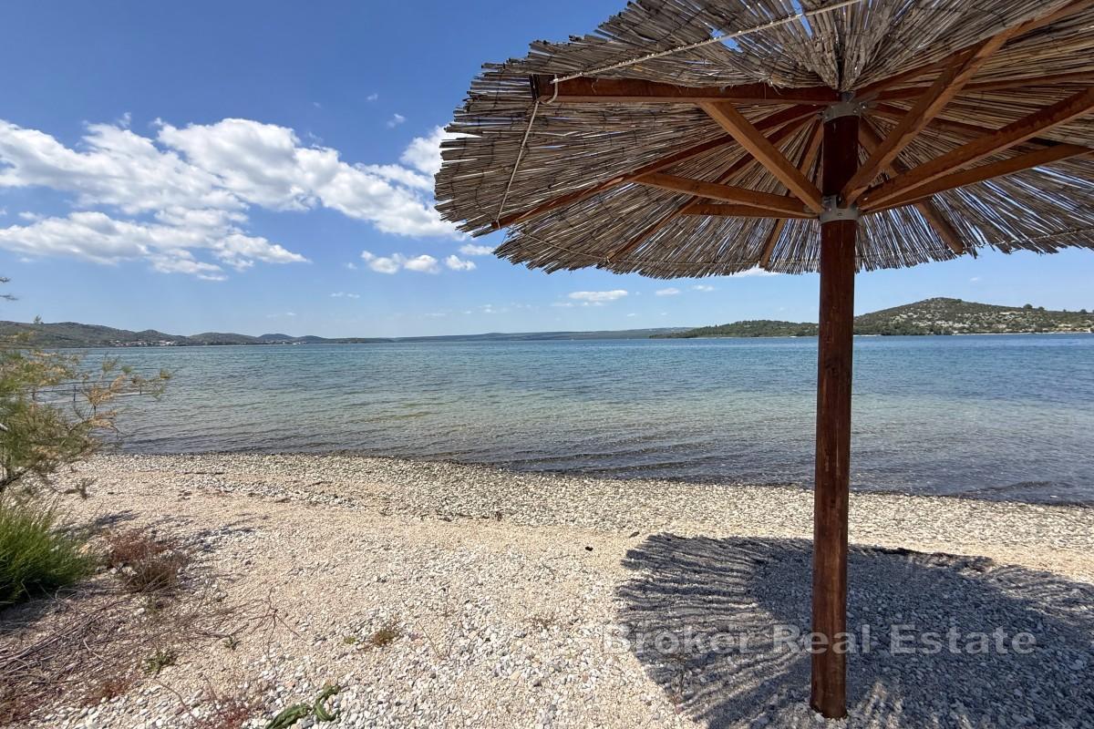 Grand terrain constructible à côté d'une plage bien entretenue