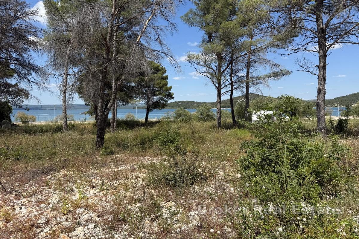 Grand terrain constructible à côté d'une plage bien entretenue