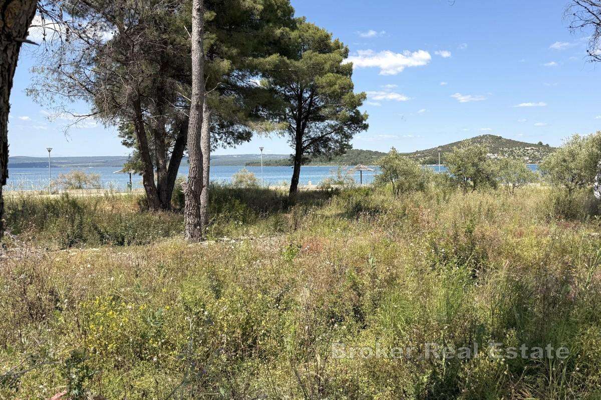 Grand terrain constructible à côté d'une plage bien entretenue